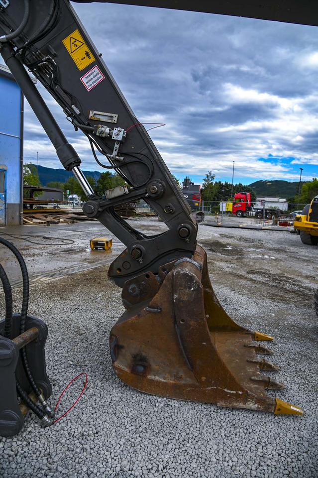 Crawler excavator VOLVO EC220EL: picture 21