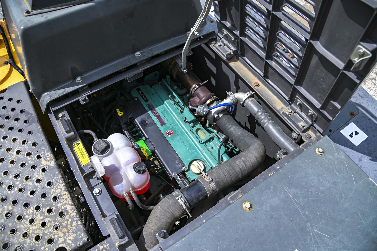 Crawler excavator VOLVO EC220EL: picture 40