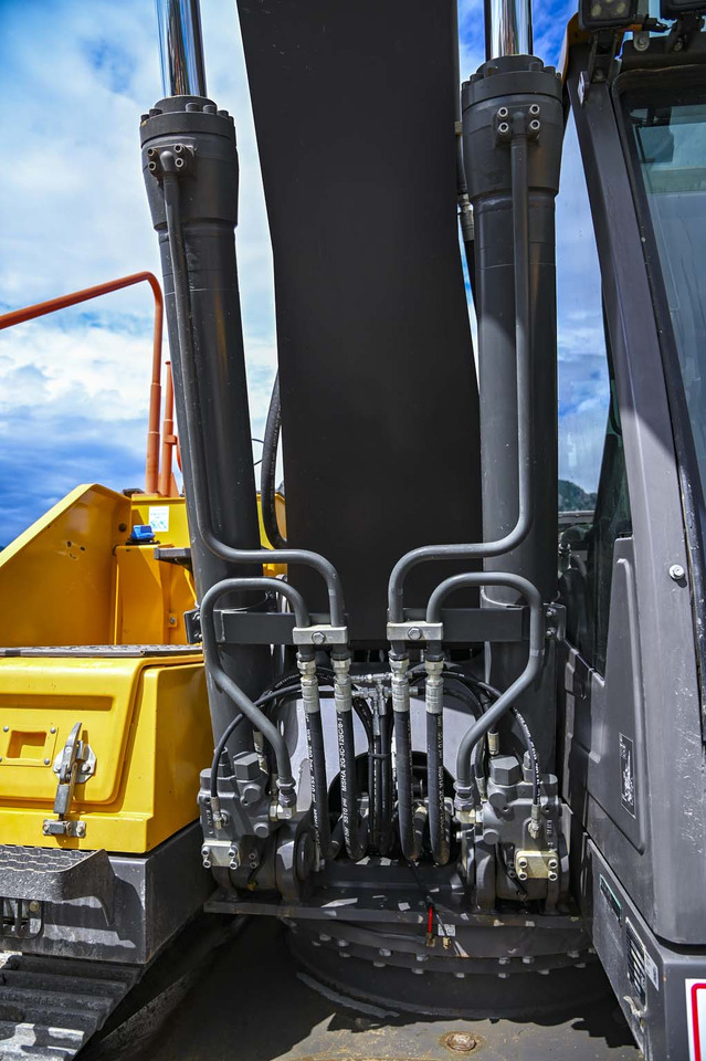 Crawler excavator VOLVO EC220EL: picture 46