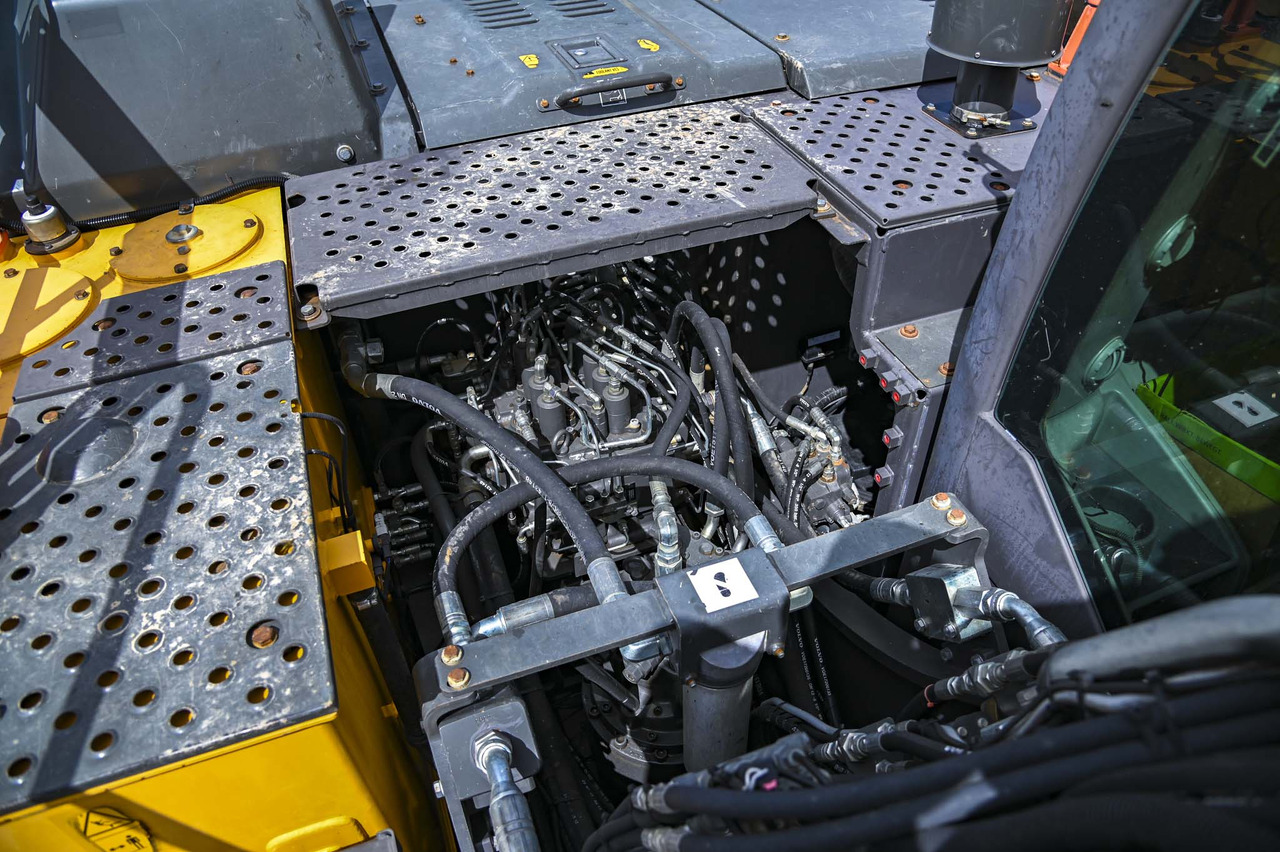 Crawler excavator VOLVO EC220EL: picture 47