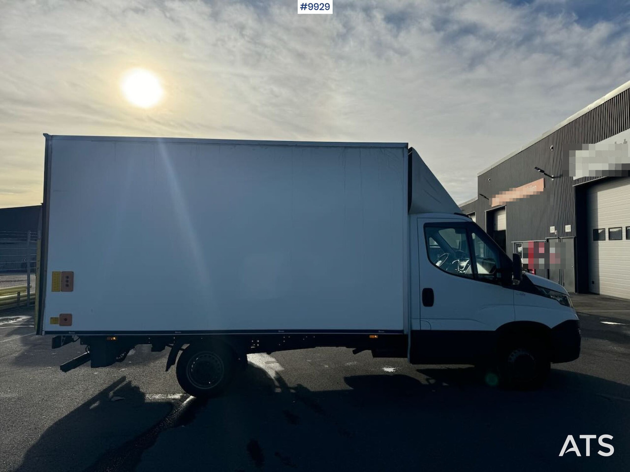 Box van Box Truck Iveco Daily with Tail Lift: picture 14 Box van Box Truck Iveco Daily with Tail Lift: picture 14