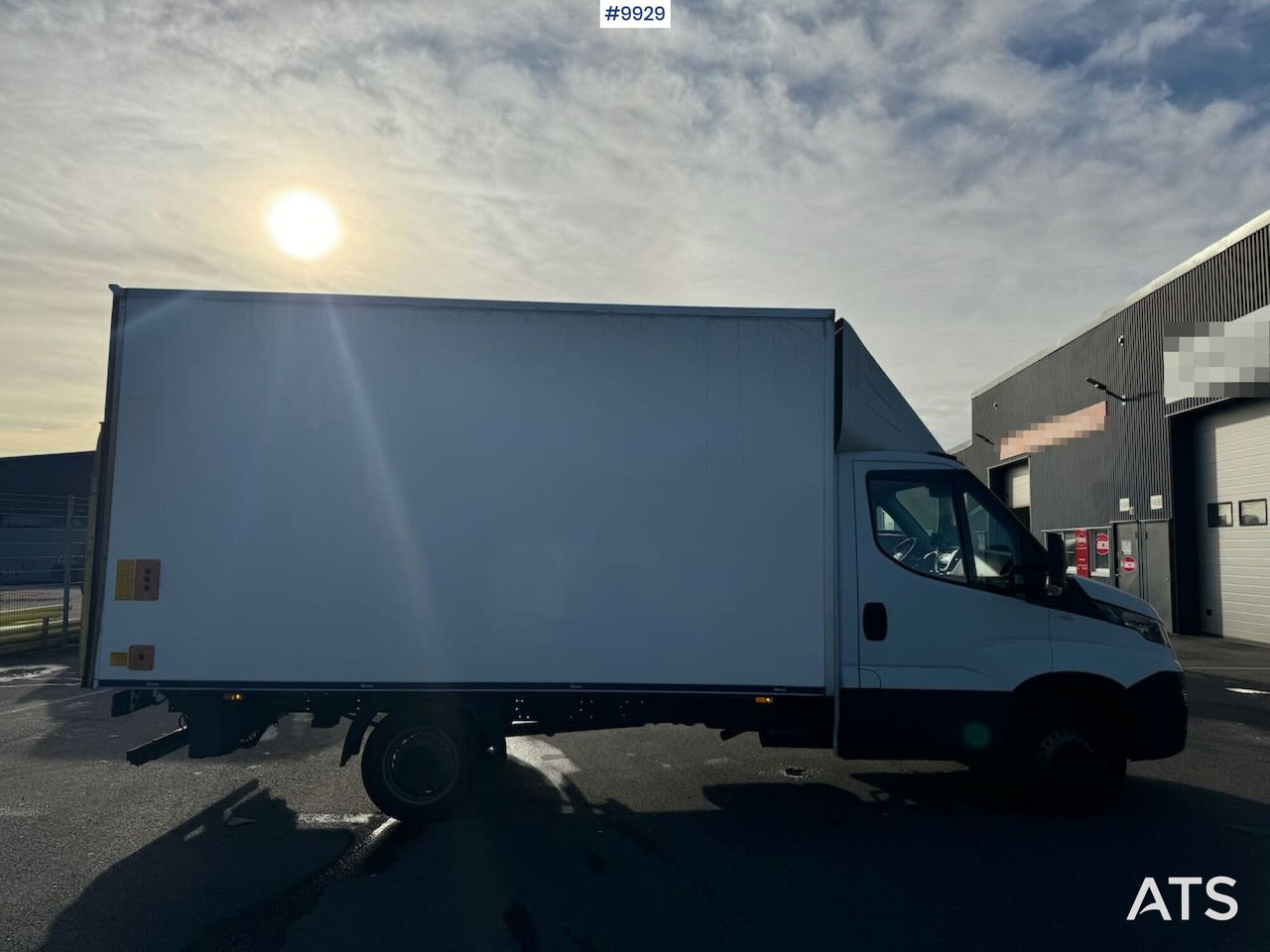 Box van Box Truck Iveco Daily with Tail Lift: picture 13 Box van Box Truck Iveco Daily with Tail Lift: picture 13
