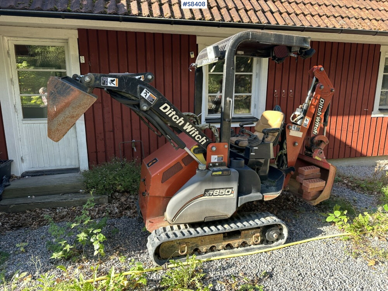 Ditch witch XT850 with Front loader and Backhoe attachment - Compact track loader: picture 1 Ditch witch XT850 with Front loader and Backhoe attachment - Compact track loader: picture 1