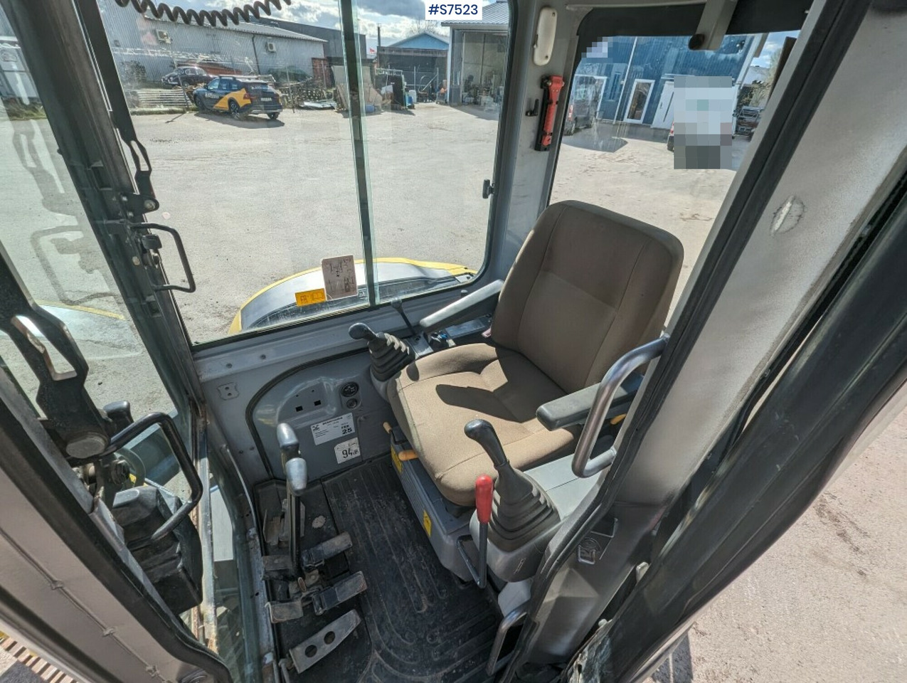 Excavator New Holland E502C with tilt bracket and bucket SEE VIDEO - Mini excavator: picture 5 Excavator New Holland E502C with tilt bracket and bucket SEE VIDEO - Mini excavator: picture 5