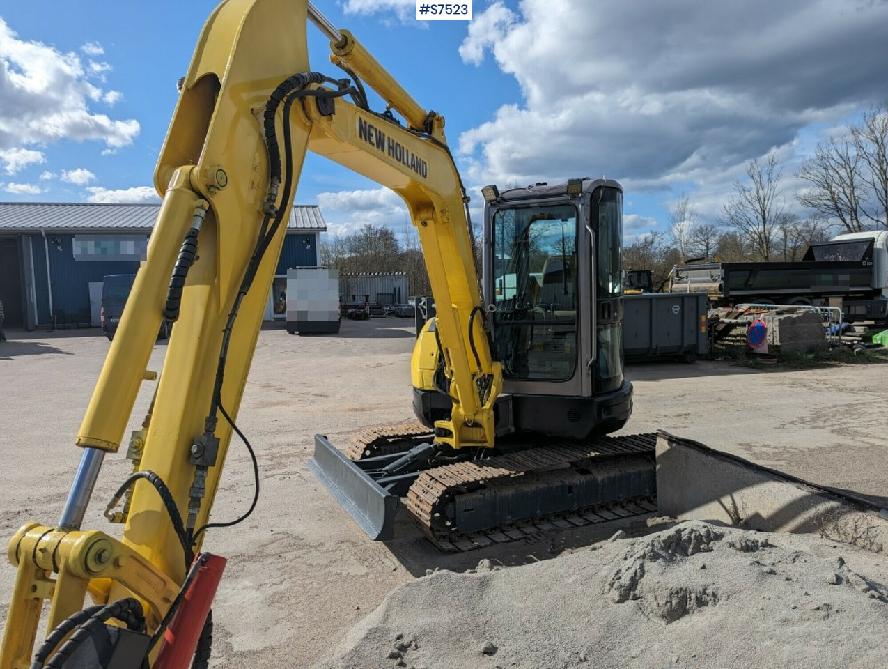 Excavator New Holland E502C with tilt bracket and bucket SEE VIDEO - Mini excavator: picture 2 Excavator New Holland E502C with tilt bracket and bucket SEE VIDEO - Mini excavator: picture 2