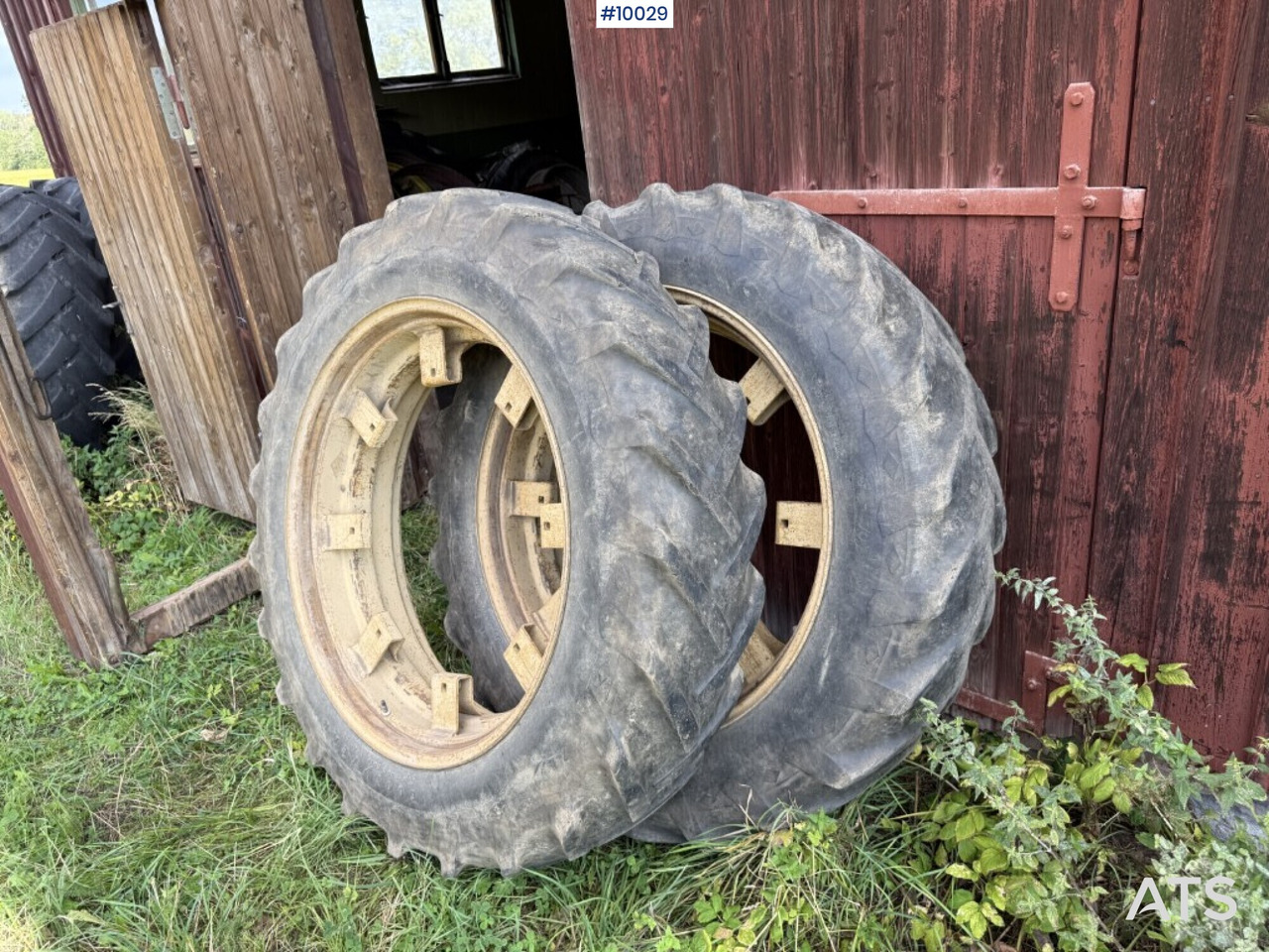 Traktordäck med ringar Goodyear 13.6-38 (4,500:- ex moms) - Wheel and tire package for Farm tractor: picture 1 Traktordäck med ringar Goodyear 13.6-38 (4,500:- ex moms) - Wheel and tire package for Farm tractor: picture 1