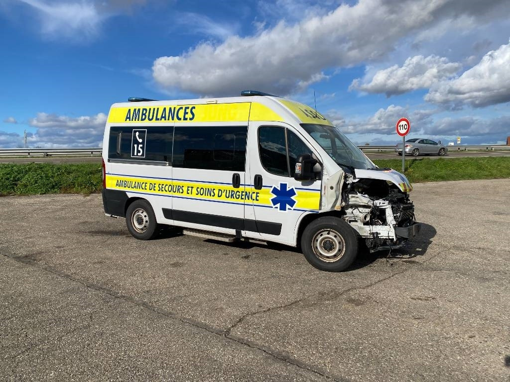 Fiat LES DAUPHINS/DUCATO TORINO 2.3M-Jet 160 endommagée - Ambulance: picture 3 Fiat LES DAUPHINS/DUCATO TORINO 2.3M-Jet 160 endommagée - Ambulance: picture 3