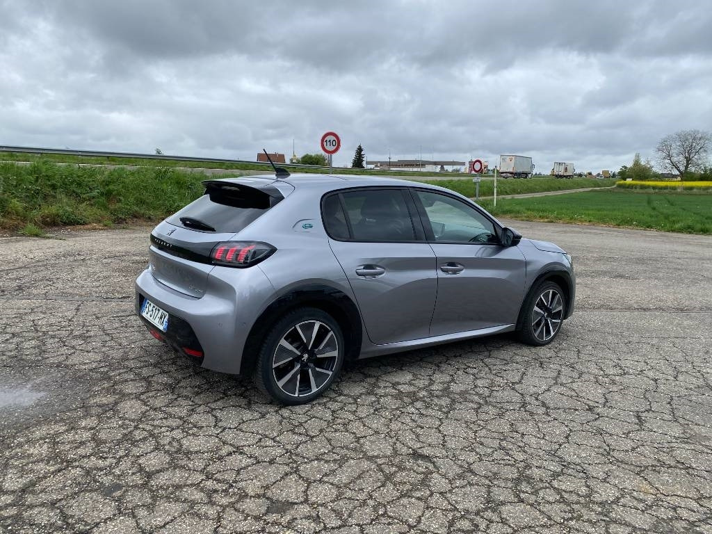 Peugeot e208 136/GT-Line Toit Panoramique 1er Main - Car: picture 4 Peugeot e208 136/GT-Line Toit Panoramique 1er Main - Car: picture 4