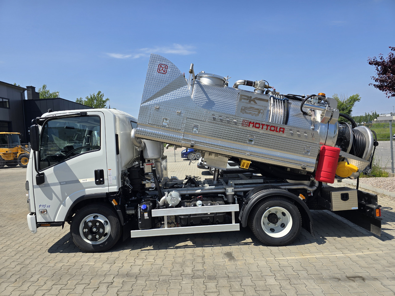 ISUZU  - Vacuum truck: picture 4 ISUZU  - Vacuum truck: picture 4