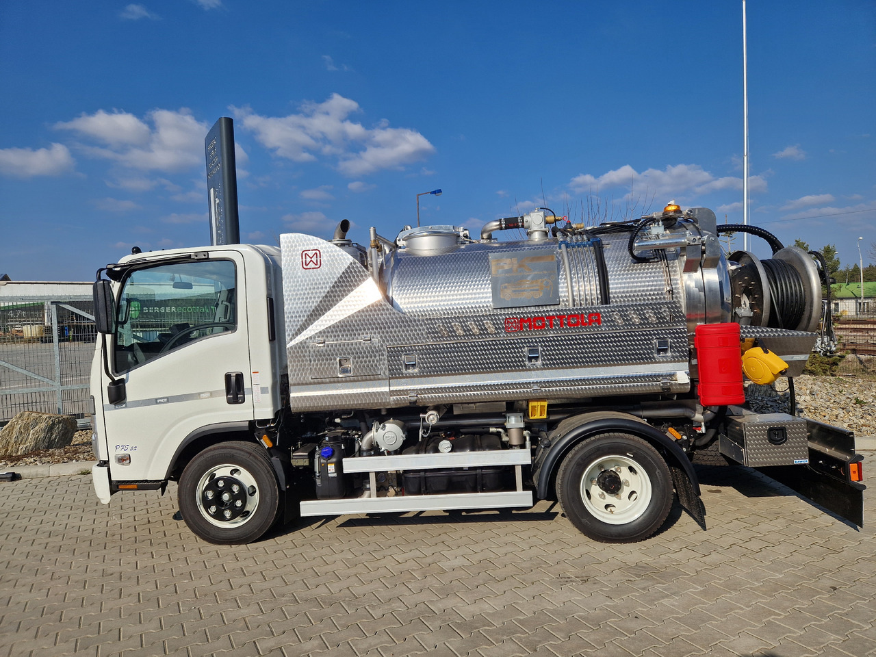 ISUZU  - Vacuum truck: picture 3 ISUZU  - Vacuum truck: picture 3