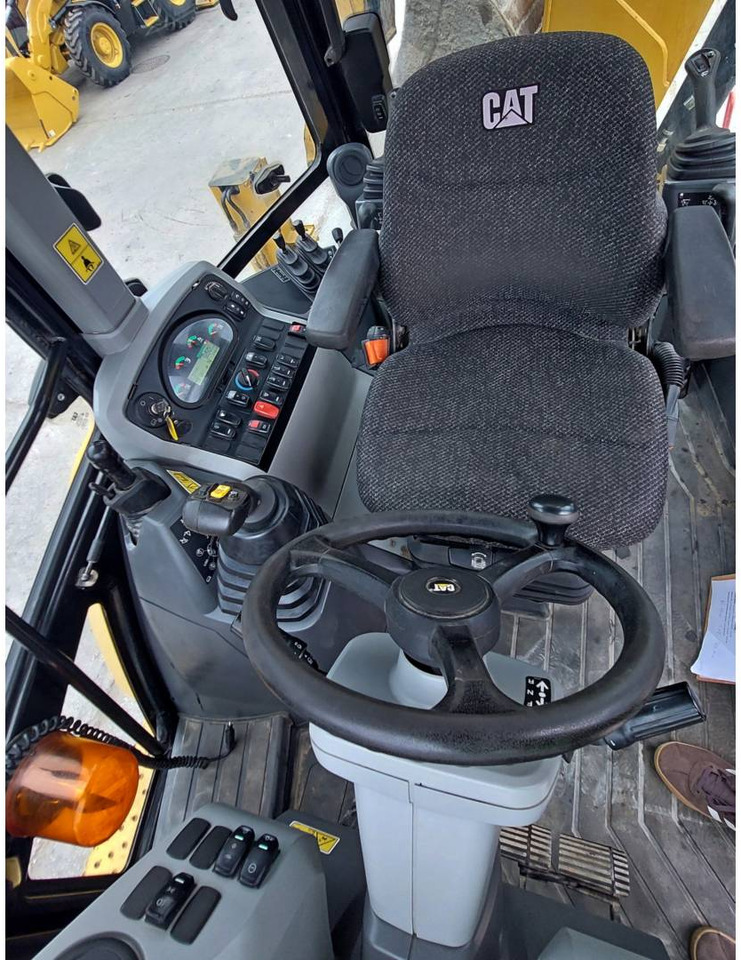 Backhoe loader CAT 432F2: picture 25