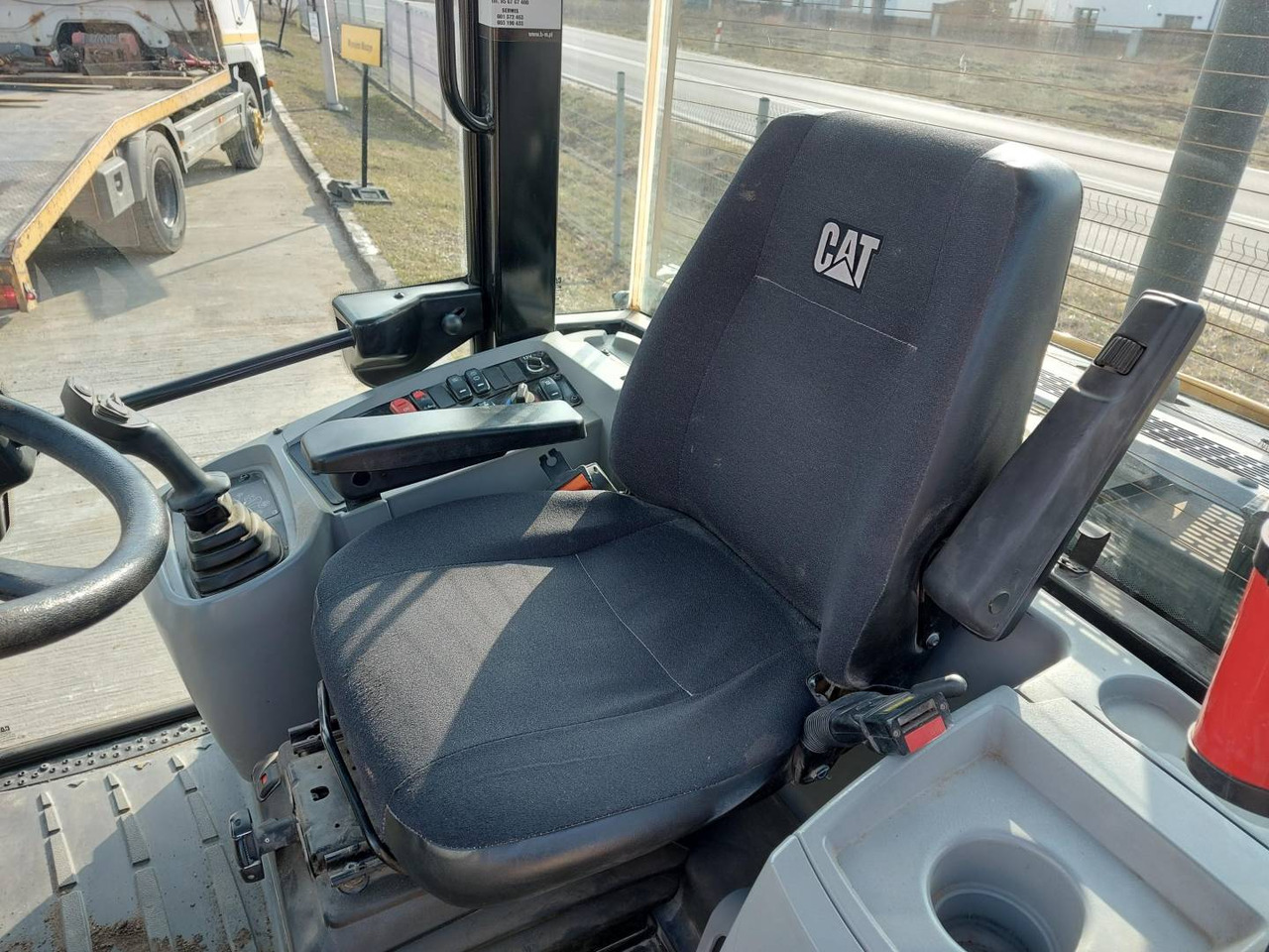 Wheel loader CAT 906M: picture 7