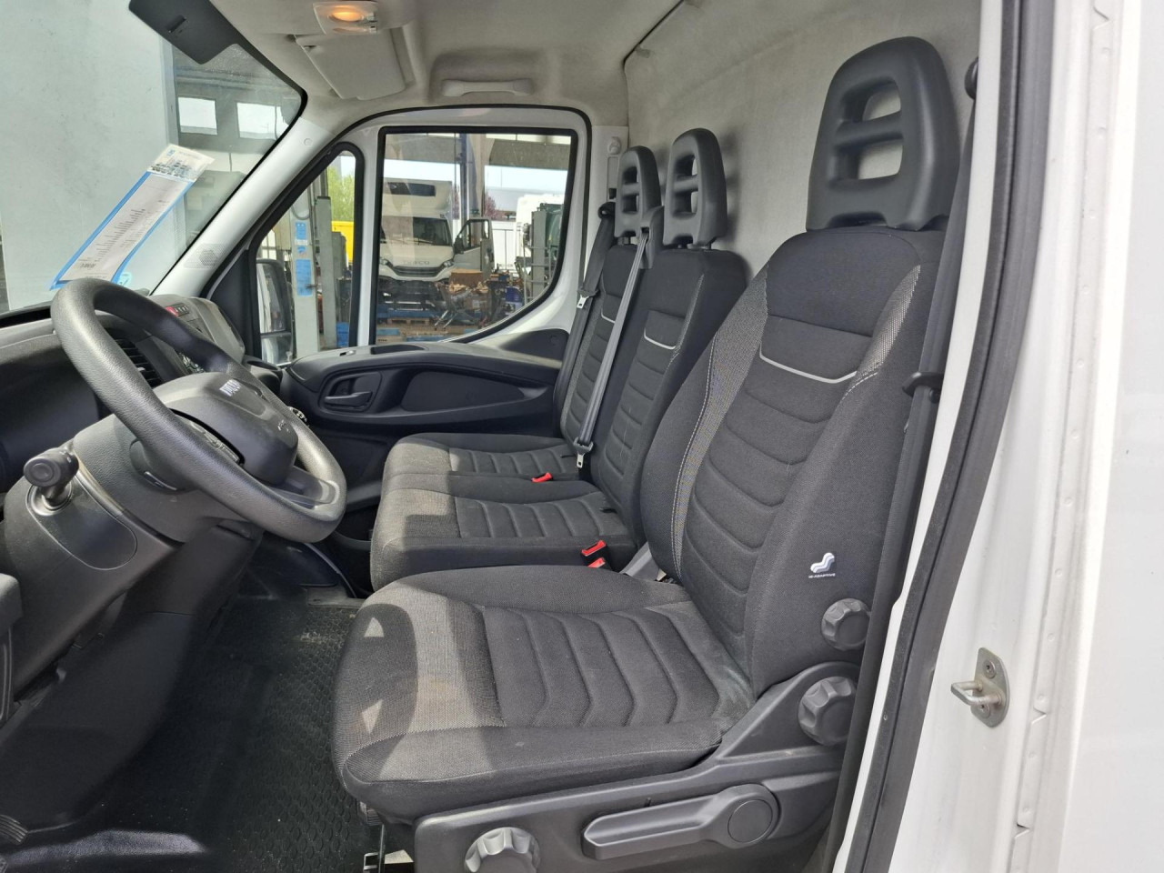 Passenger van IVECO Daily 35S16V: picture 6