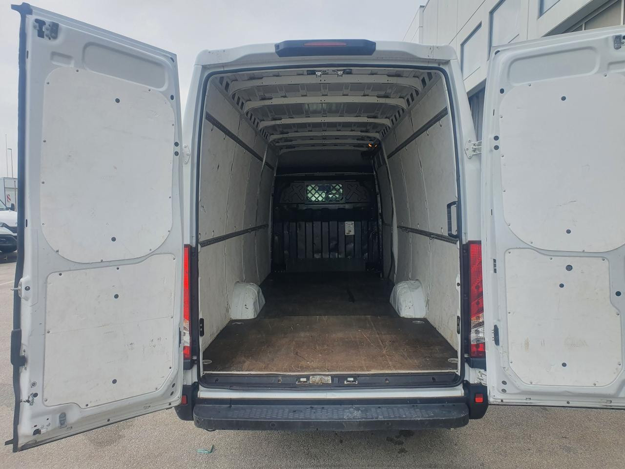 IVECO Daily 35S16V - Passenger van: picture 5 IVECO Daily 35S16V - Passenger van: picture 5