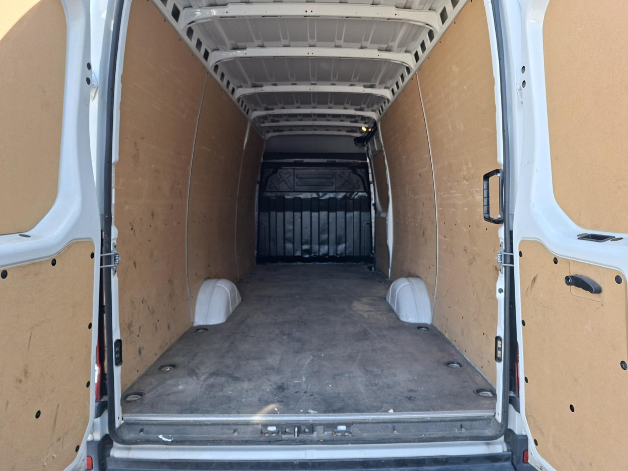 IVECO Daily 35S16V - Passenger van: picture 5 IVECO Daily 35S16V - Passenger van: picture 5