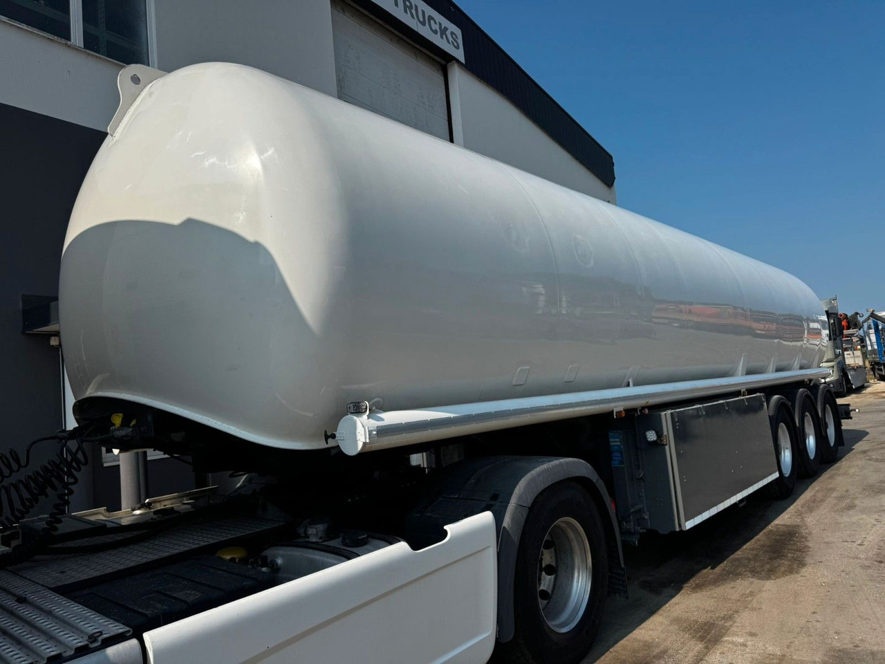 Schrader Treibstoff Diesel/Benzin, 4 Kammern, Sening - Tank semi-trailer: picture 1 Schrader Treibstoff Diesel/Benzin, 4 Kammern, Sening - Tank semi-trailer: picture 1
