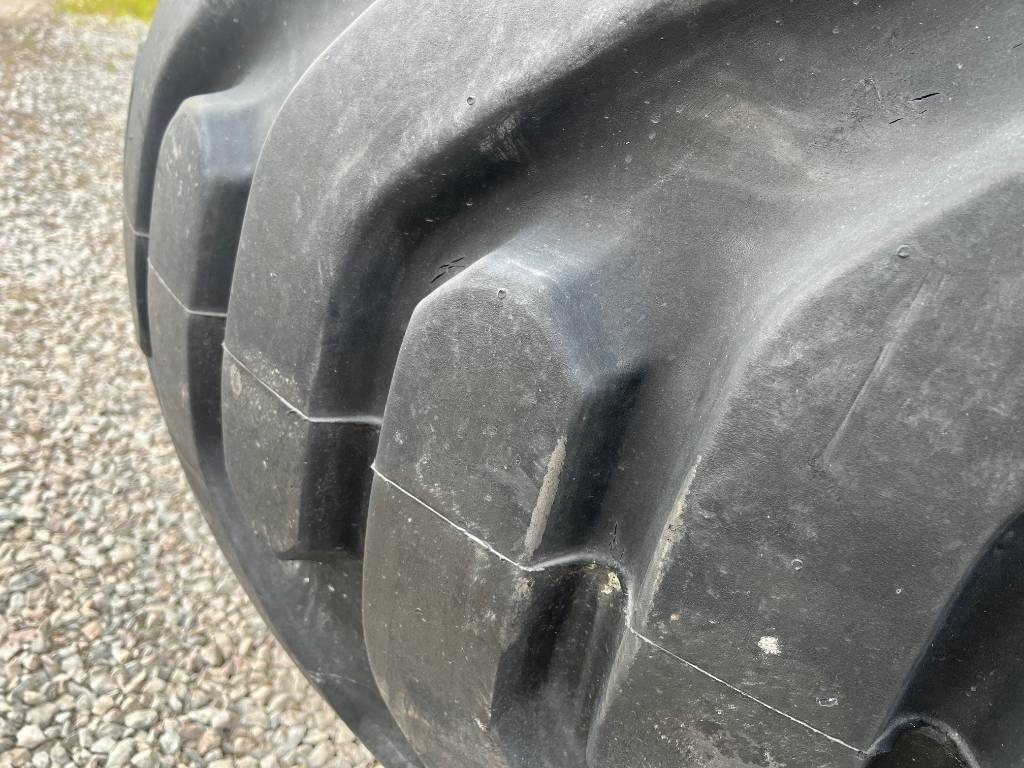 Goodyear 23,5-25 Volvo A25 C - Wheel and tire package: picture 3 Goodyear 23,5-25 Volvo A25 C - Wheel and tire package: picture 3