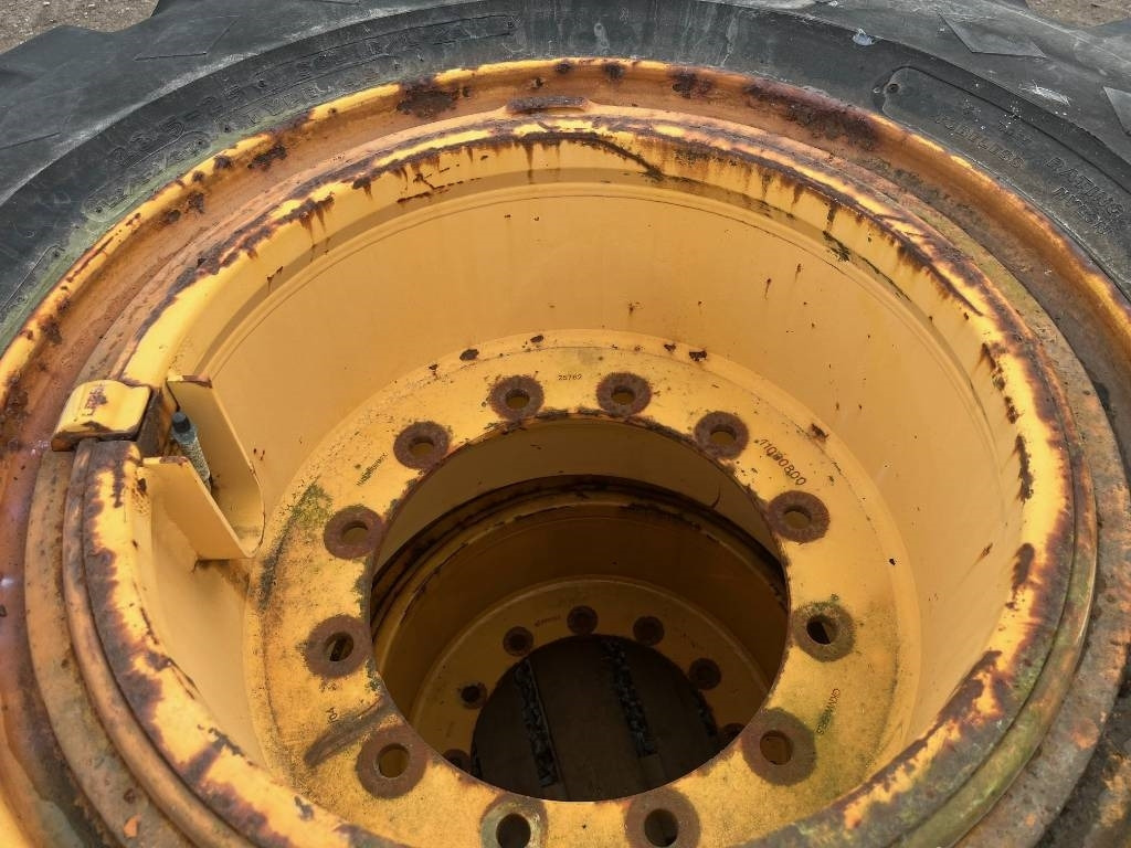 Goodyear 23,5-25 Volvo A25 C - Wheel and tire package: picture 4 Goodyear 23,5-25 Volvo A25 C - Wheel and tire package: picture 4