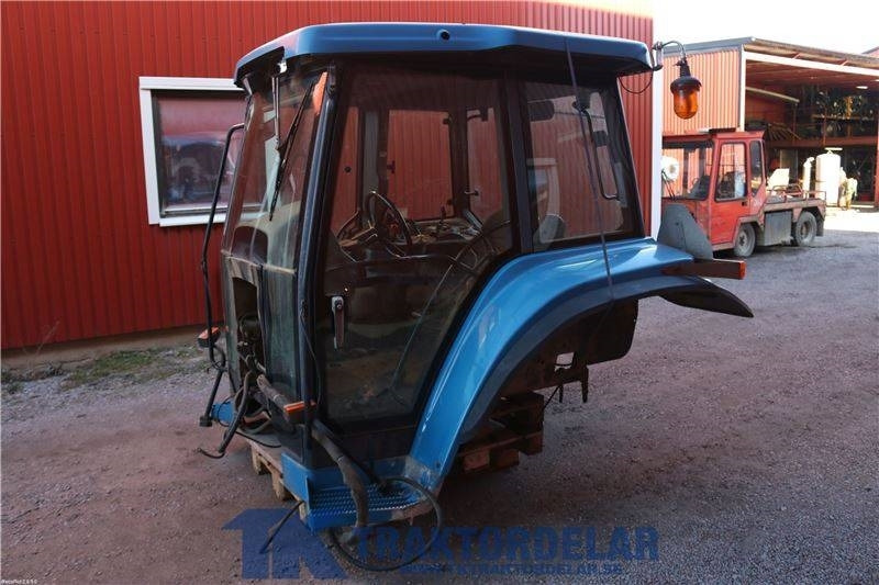 New Holland 8870 - Cab for Farm tractor: picture 3 New Holland 8870 - Cab for Farm tractor: picture 3
