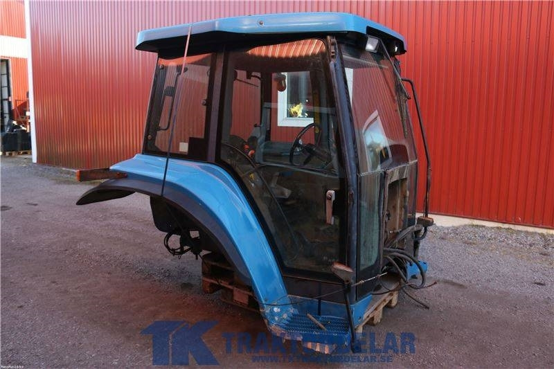 New Holland 8870 - Cab for Farm tractor: picture 2 New Holland 8870 - Cab for Farm tractor: picture 2