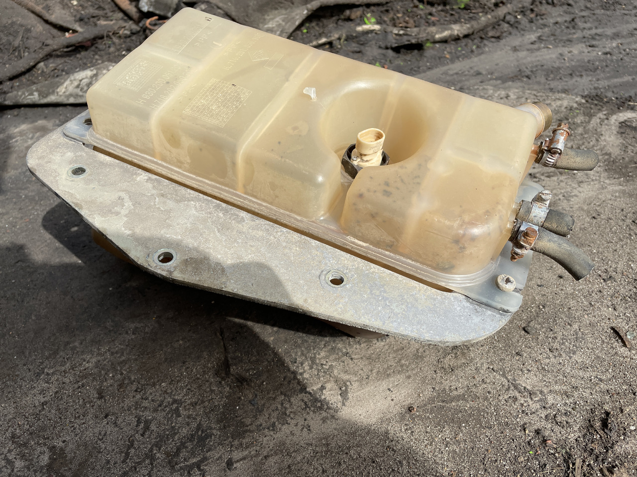 Deuzt-Fahr Agrovector 30.7 - zbiornik wyrównawczy - Expansion tank for Telescopic handler: picture 2 Deuzt-Fahr Agrovector 30.7 - zbiornik wyrównawczy - Expansion tank for Telescopic handler: picture 2