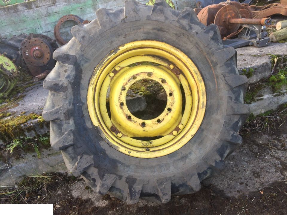 FELGA DW 16x28 John Deere , OPONA MICHELIN 16.9 R 28 - Wheel and tire package for Agricultural machinery: picture 1 FELGA DW 16x28 John Deere , OPONA MICHELIN 16.9 R 28 - Wheel and tire package for Agricultural machinery: picture 1