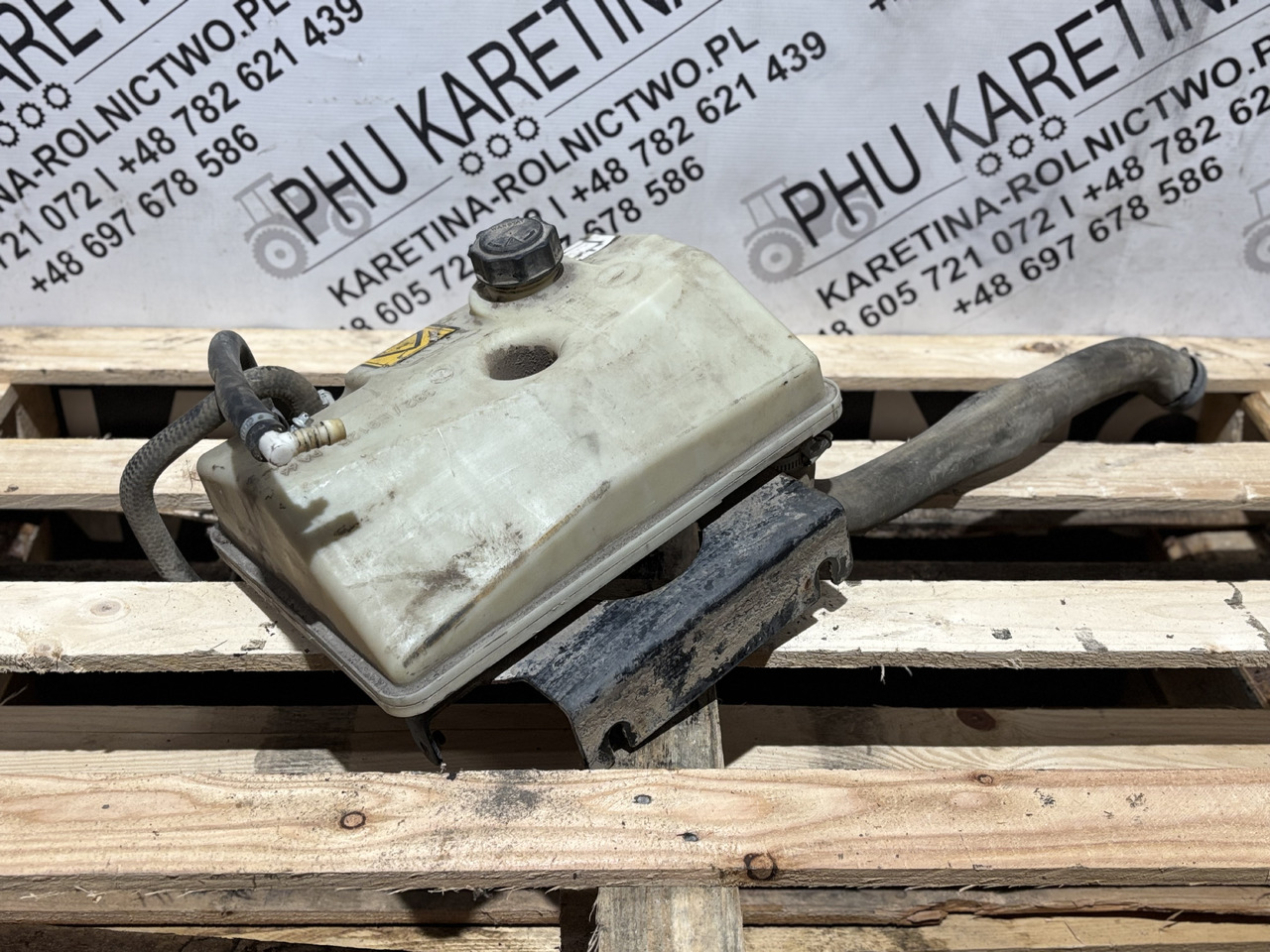 JCB 332/E9125 Zbiornik wyrównawczy płynu chłodniczego - Expansion tank for Construction machinery: picture 1 JCB 332/E9125 Zbiornik wyrównawczy płynu chłodniczego - Expansion tank for Construction machinery: picture 1