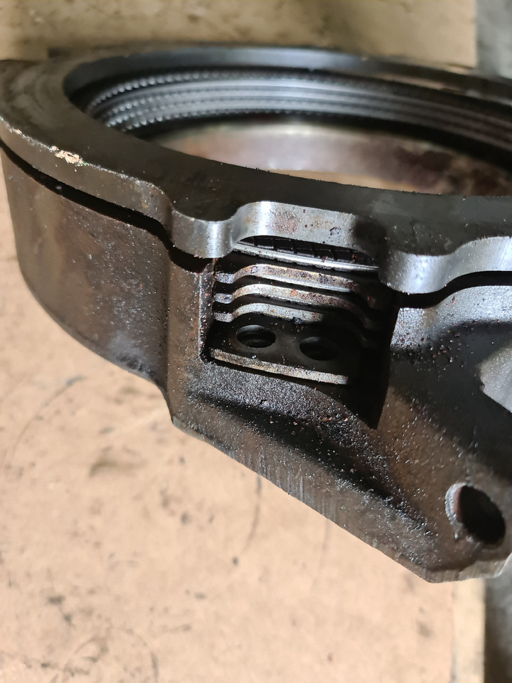 John Deere 4650 4850 Obudowa Hamulca Tłoka Hamulcowego R72041 R72042 - Brake parts for Agricultural machinery: picture 3 John Deere 4650 4850 Obudowa Hamulca Tłoka Hamulcowego R72041 R72042 - Brake parts for Agricultural machinery: picture 3
