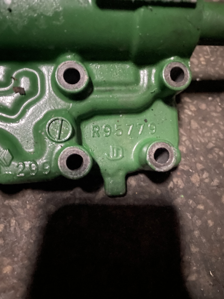 John Deere 6100 6200 6300 6400 6500 - pokrywa skrzyni biegów R95779 - Gearbox and parts for Agricultural machinery: picture 2 John Deere 6100 6200 6300 6400 6500 - pokrywa skrzyni biegów R95779 - Gearbox and parts for Agricultural machinery: picture 2