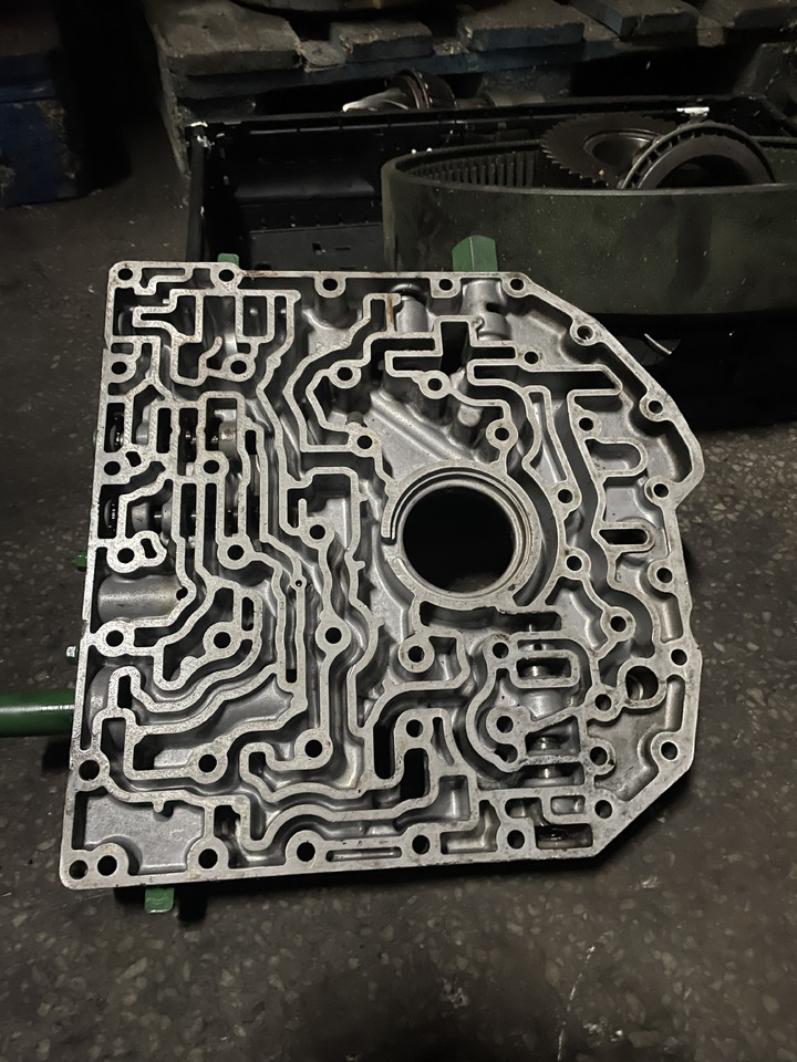 John Deere 6100 6200 6300 6400 6500 - pokrywa skrzyni biegów R95779 - Gearbox and parts for Agricultural machinery: picture 3 John Deere 6100 6200 6300 6400 6500 - pokrywa skrzyni biegów R95779 - Gearbox and parts for Agricultural machinery: picture 3