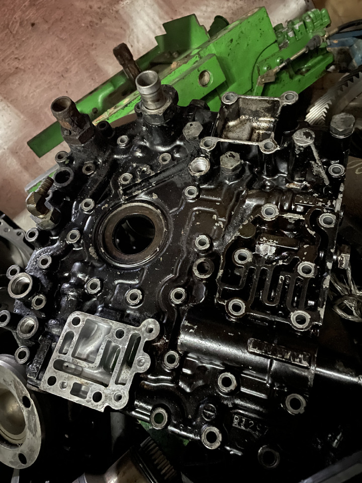 John Deere 6110 6210 6310 6410 6200 6300 6400 - pokrywa skrzyni biegów R129797 - Gearbox and parts for Agricultural machinery: picture 1 John Deere 6110 6210 6310 6410 6200 6300 6400 - pokrywa skrzyni biegów R129797 - Gearbox and parts for Agricultural machinery: picture 1