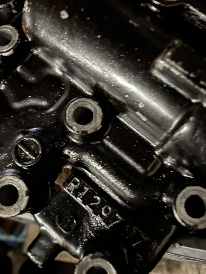 John Deere 6110 6210 6310 6410 6200 6300 6400 - pokrywa skrzyni biegów R129797 - Gearbox and parts for Agricultural machinery: picture 2 John Deere 6110 6210 6310 6410 6200 6300 6400 - pokrywa skrzyni biegów R129797 - Gearbox and parts for Agricultural machinery: picture 2