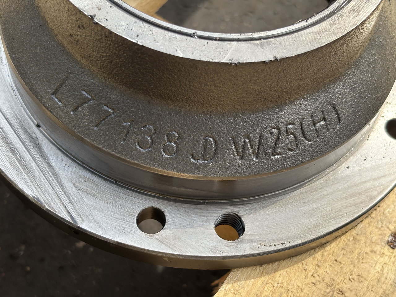 John Deere 6630 Obudowa łożyska bez łożyska  L77138 - Wheel hub for Agricultural machinery: picture 2 John Deere 6630 Obudowa łożyska bez łożyska  L77138 - Wheel hub for Agricultural machinery: picture 2