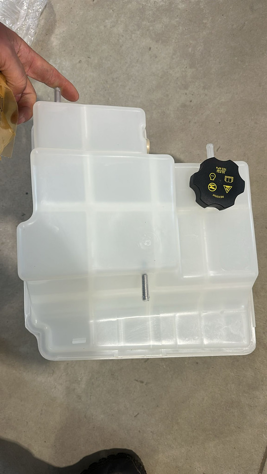John Deere 7R 7210R 7270R 7230R 7250R 7310R Zbiornik chłodnicy Zbiornik Płynu RE579843 NOWY - Expansion tank for Agricultural machinery: picture 4 John Deere 7R 7210R 7270R 7230R 7250R 7310R Zbiornik chłodnicy Zbiornik Płynu RE579843 NOWY - Expansion tank for Agricultural machinery: picture 4