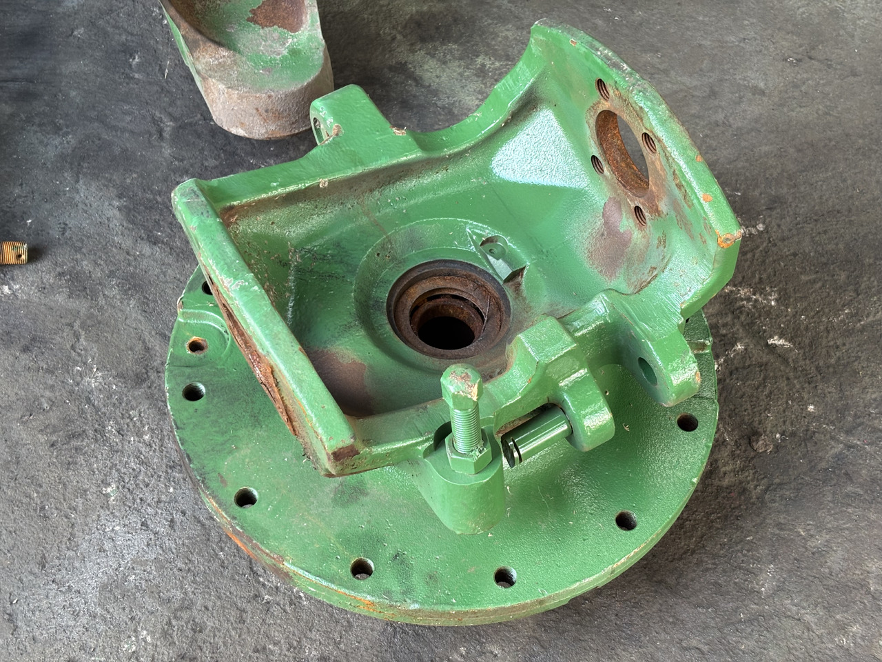 John Deere 7RXXX 7R330 7R 330 Zwrotnica Przegub Piasta R301661 RE592905 R135866 - Steering knuckle for Agricultural machinery: picture 1 John Deere 7RXXX 7R330 7R 330 Zwrotnica Przegub Piasta R301661 RE592905 R135866 - Steering knuckle for Agricultural machinery: picture 1