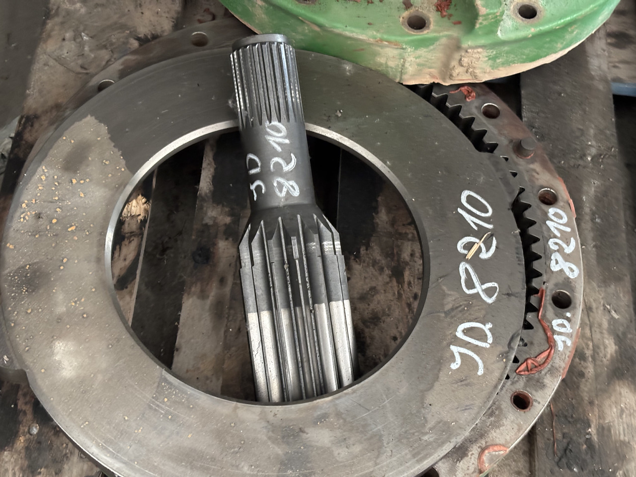 John Deere 8330 8370 Zwolnica Tylna Obudowa Wał R156486 R174225 R156486 R314670 R296985 R560119 - Final drive for Agricultural machinery: picture 2 John Deere 8330 8370 Zwolnica Tylna Obudowa Wał R156486 R174225 R156486 R314670 R296985 R560119 - Final drive for Agricultural machinery: picture 2