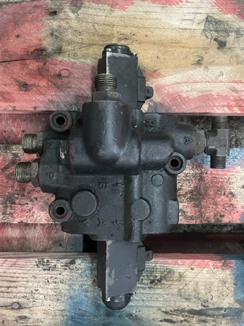 Rozdzielacz podnośnika bosch zetor 10413902 , 1525100139 - Hydraulic valve for Agricultural machinery: picture 2 Rozdzielacz podnośnika bosch zetor 10413902 , 1525100139 - Hydraulic valve for Agricultural machinery: picture 2