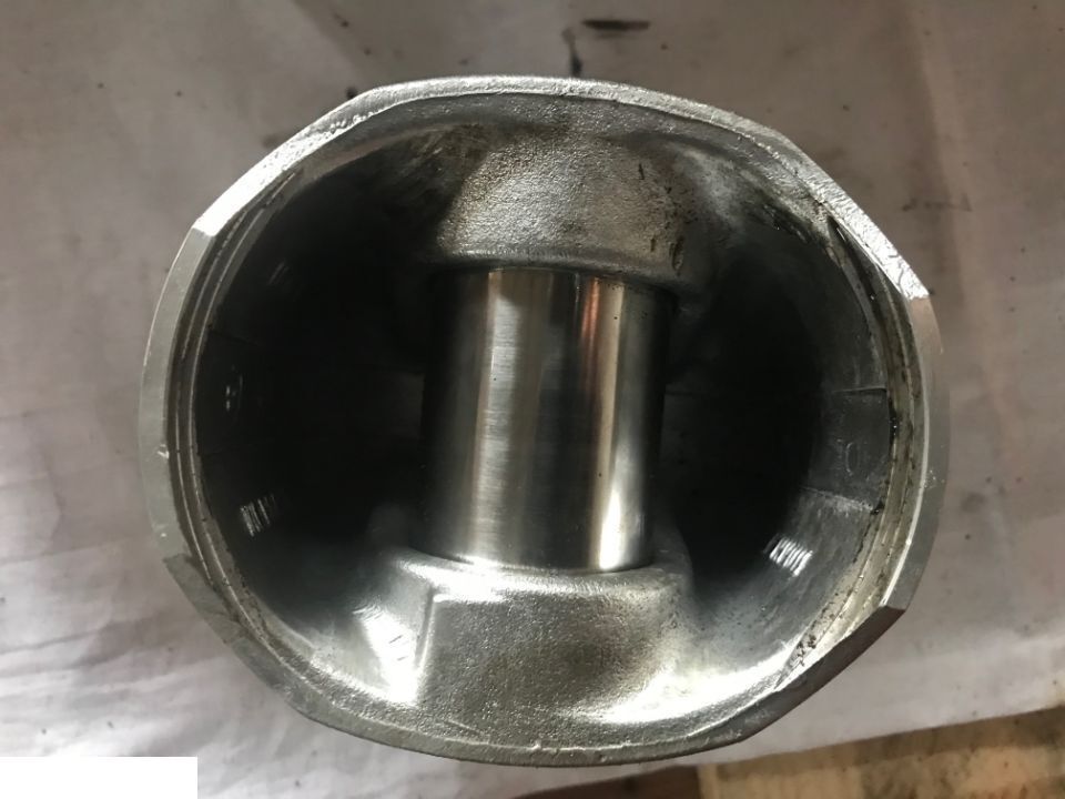 Tłok silnika John Deere 6068 Re15596 , Re19279 - Piston/ Ring/ Bushing for Agricultural machinery: picture 2 Tłok silnika John Deere 6068 Re15596 , Re19279 - Piston/ Ring/ Bushing for Agricultural machinery: picture 2