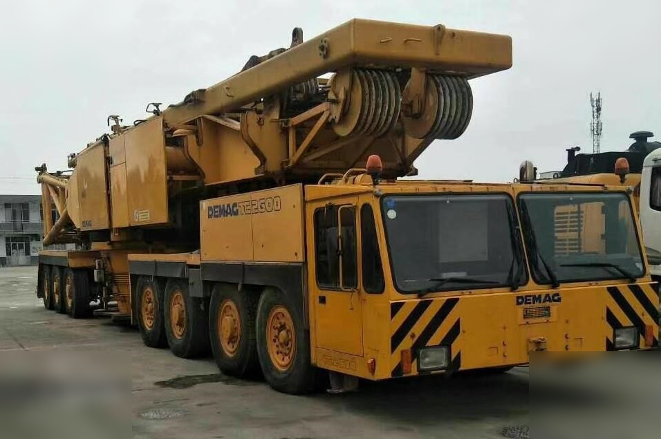 1991 DEMAG TC 2600 - Self-erecting tower crane: picture 1 1991 DEMAG TC 2600 - Self-erecting tower crane: picture 1