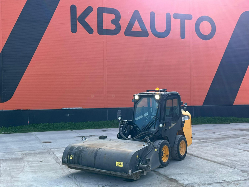 JCB 155 T4 BUCKET & BRUSH - Wheel loader: picture 1 JCB 155 T4 BUCKET & BRUSH - Wheel loader: picture 1
