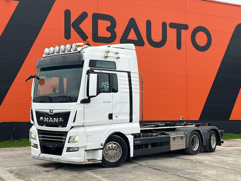 MAN TGX 26.500 6x2*4 HIAB XR 21 ton / CHASSIS L=5300 mm - Hook lift truck: picture 1 MAN TGX 26.500 6x2*4 HIAB XR 21 ton / CHASSIS L=5300 mm - Hook lift truck: picture 1