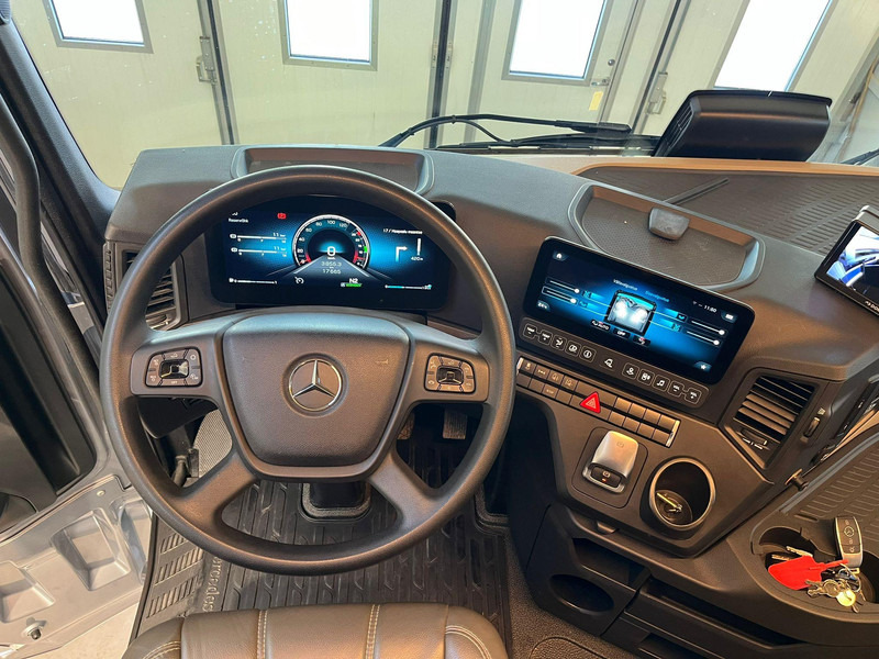 Interior photo 2: Horse truck Mercedes-Benz Actros 2551 STX 6x2*4