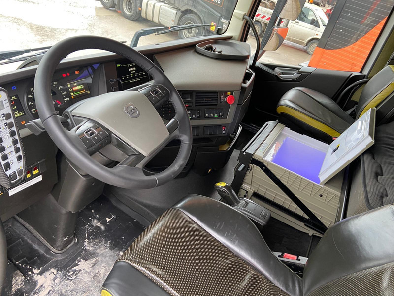 Interior photo 2: Hook lift truck, Crane truck Volvo FH 16 650 6x2 PK 18502 / PALFINGER T 20 ton / RETARDER