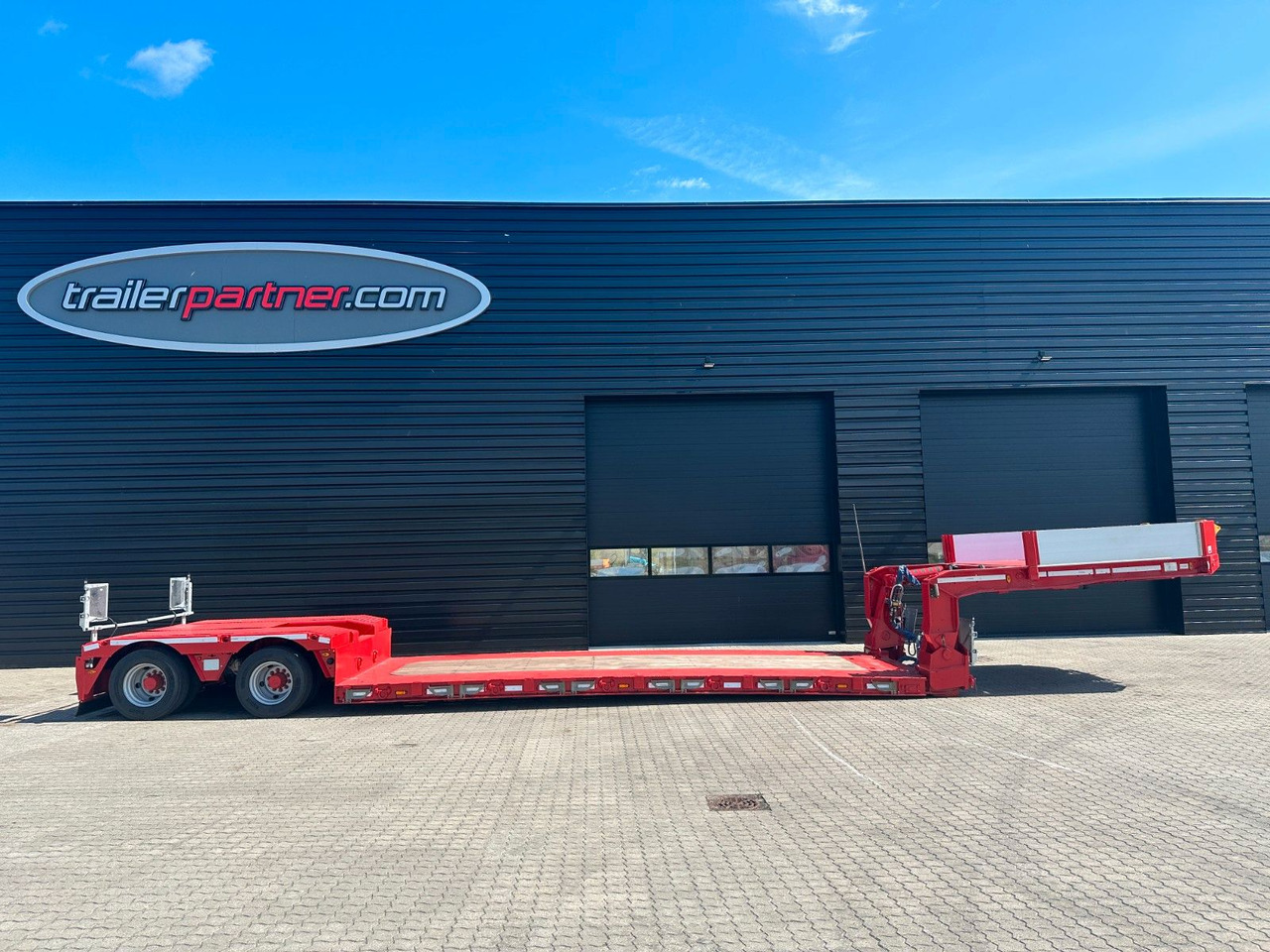 Faymonville Megamax 2 achs tiefbett / Neu Lackiert Faymonville Megamax 2 achs tiefbett / Neu Lackiert - Low loader semi-trailer: picture 1 Faymonville Megamax 2 achs tiefbett / Neu Lackiert Faymonville Megamax 2 achs tiefbett / Neu Lackiert - Low loader semi-trailer: picture 1