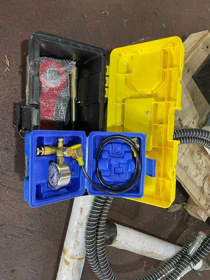 Essential EB30 - Hydraulic hammer for Construction machinery: picture 4 Essential EB30 - Hydraulic hammer for Construction machinery: picture 4