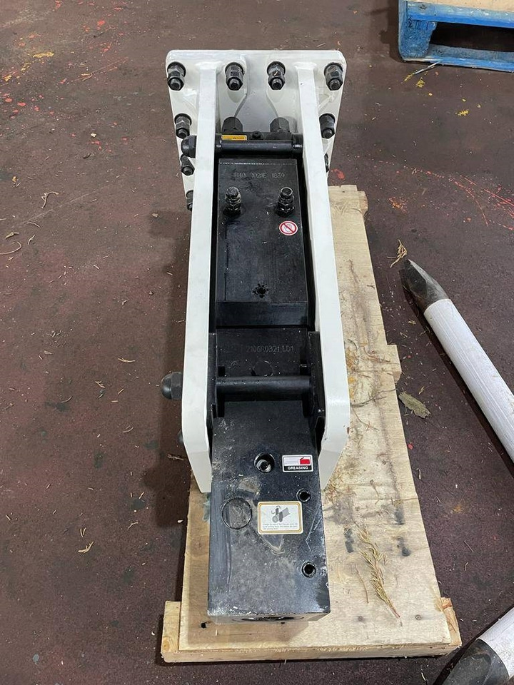 Essential EB30 - Hydraulic hammer for Construction machinery: picture 5 Essential EB30 - Hydraulic hammer for Construction machinery: picture 5