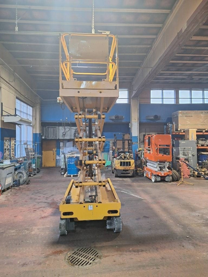 Haulotte Compact 12 - Scissor lift: picture 4 Haulotte Compact 12 - Scissor lift: picture 4