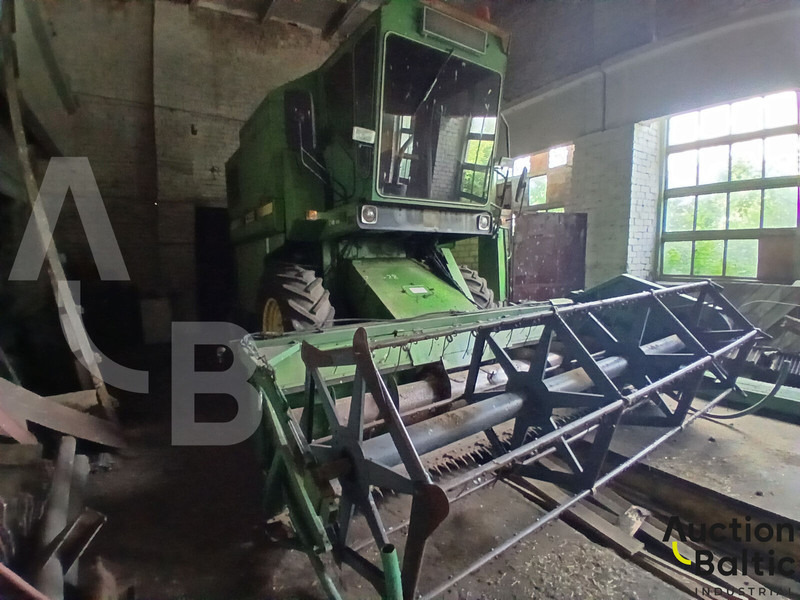 John Deere 1055 - Combine harvester: picture 2 John Deere 1055 - Combine harvester: picture 2