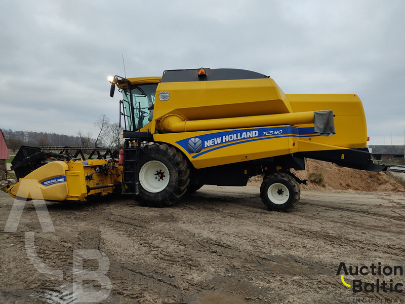 New Holland TC 5.90 - Combine harvester: picture 4 New Holland TC 5.90 - Combine harvester: picture 4