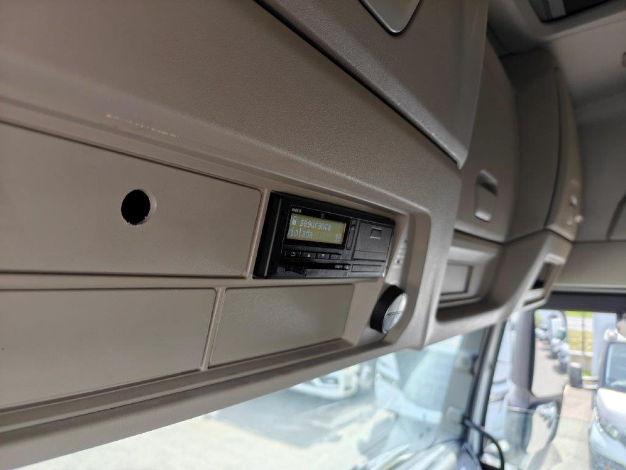 Tractor unit IVECO Stralis AS440S46T/P2LNG Euro6 Intarder Klima: picture 11 Tractor unit IVECO Stralis AS440S46T/P2LNG Euro6 Intarder Klima: picture 11